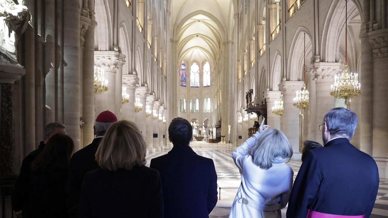 Il presidente Emmanuel Macron e la moglie Brigitte durante la visita guidata in anteprima con le maestranze (Epa)