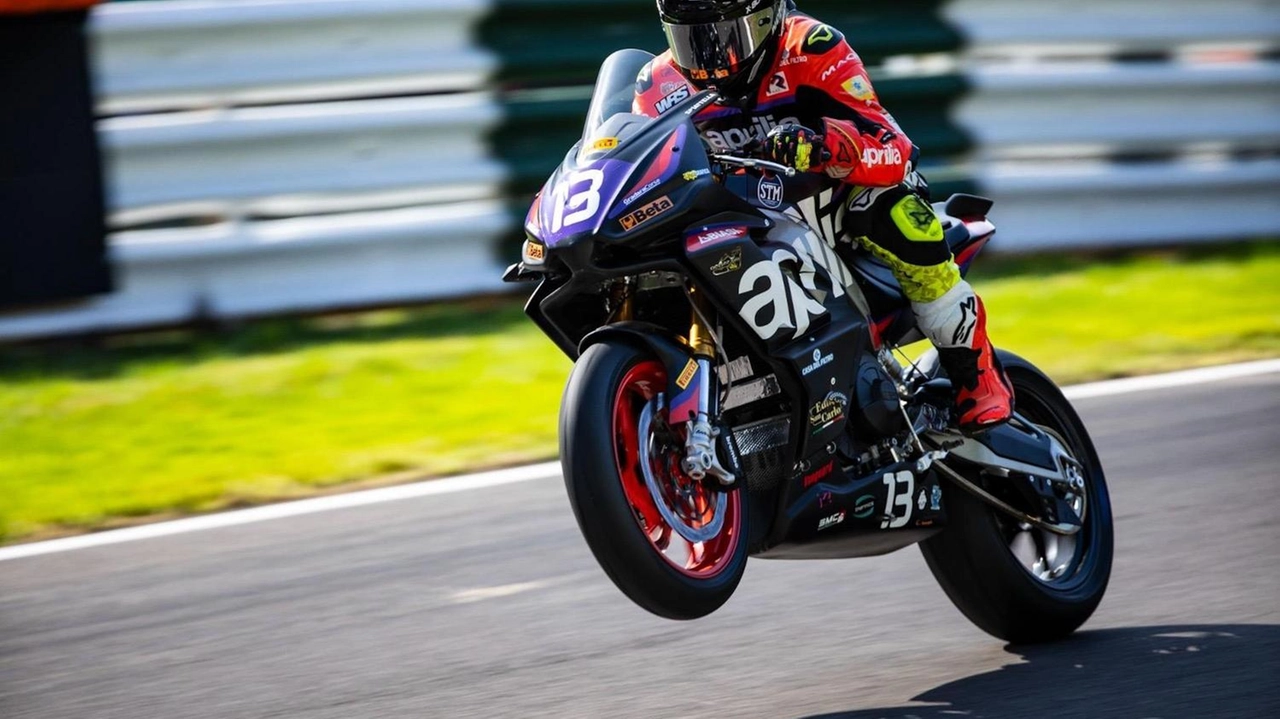 Il progetto 660 di Aprilia porta innovazione nel mondo delle moto sportive, con la RS 660 Extrema che si distingue per leggerezza e potenza. Nel frattempo, il pilota Edoardo Colombi trionfa al British Superbike, confermando il successo dei Trofei Aprilia nel lanciare nuovi talenti nel motociclismo.