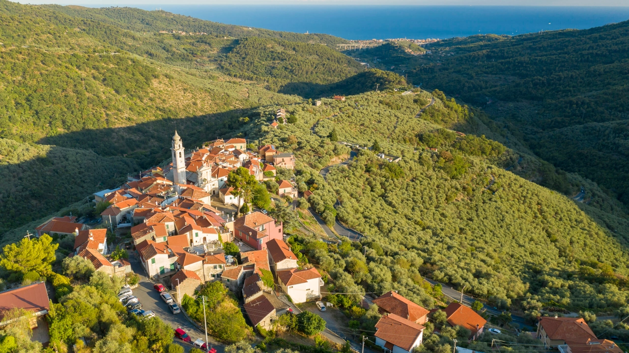 Borghi di Ponente: in Liguria vie di pietra che abbracciano il mare e un futuro sostenibile