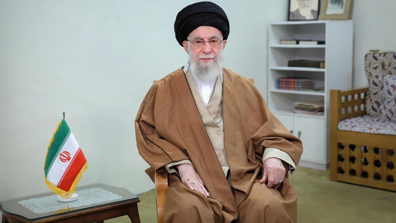 La Guida suprema iraniana Khamenei respinge le minacce di Trump e rifiuta negoziati nucleari diretti con gli USA.