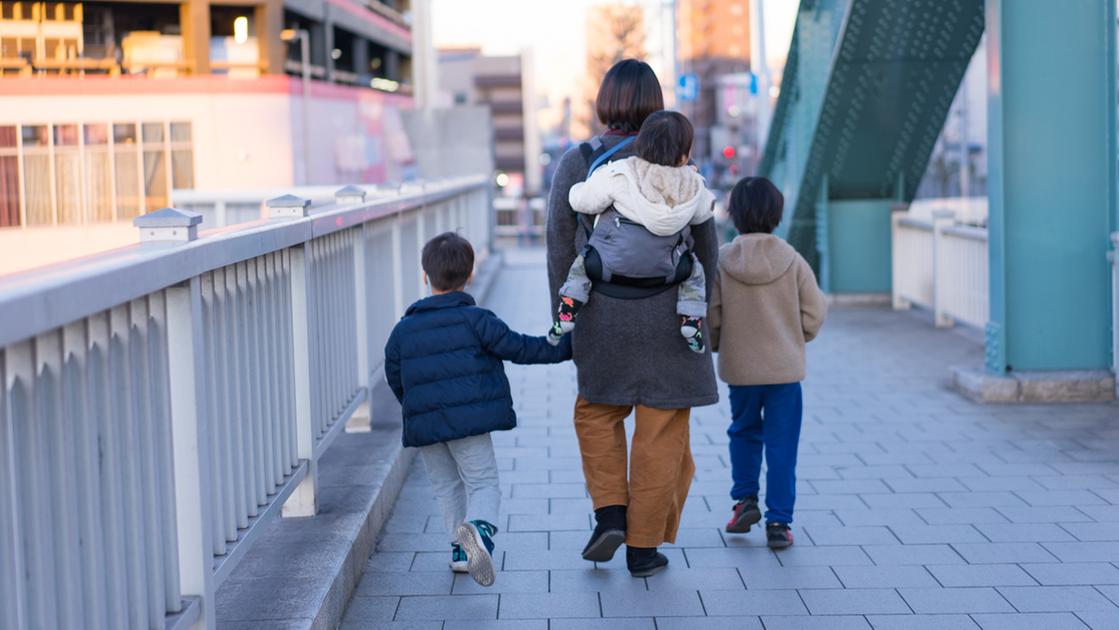 Bonus mamme lavoratrici, le novità con la manovra 2025: per chi ha ‘solo’ 2 figli niente più decontribuzione