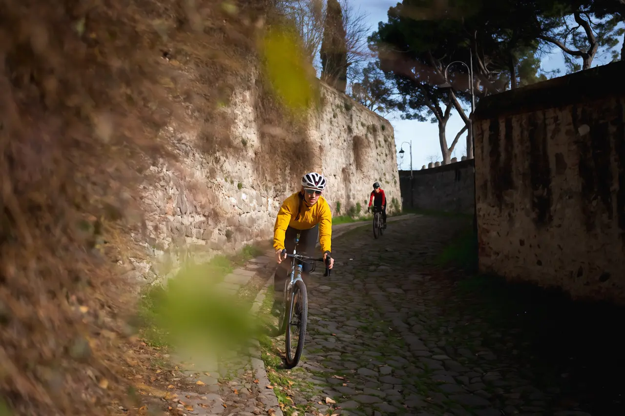 Le cime verdi tondeggianti che si innalzano dalla pianura sono il ‘circuito’ perfetto per il cicloturismo . Il mitico ‘Anello’ è l’ideale per scoprire borghi e paesaggi