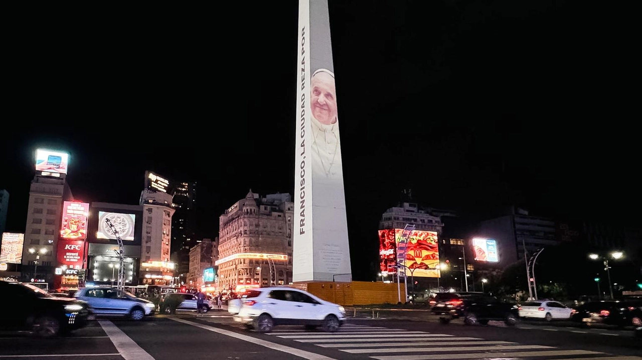 Centinaia di fedeli si sono riuniti a Buenos Aires per pregare per Papa Francesco, guidati dal vescovo Jorge García Cuerva.