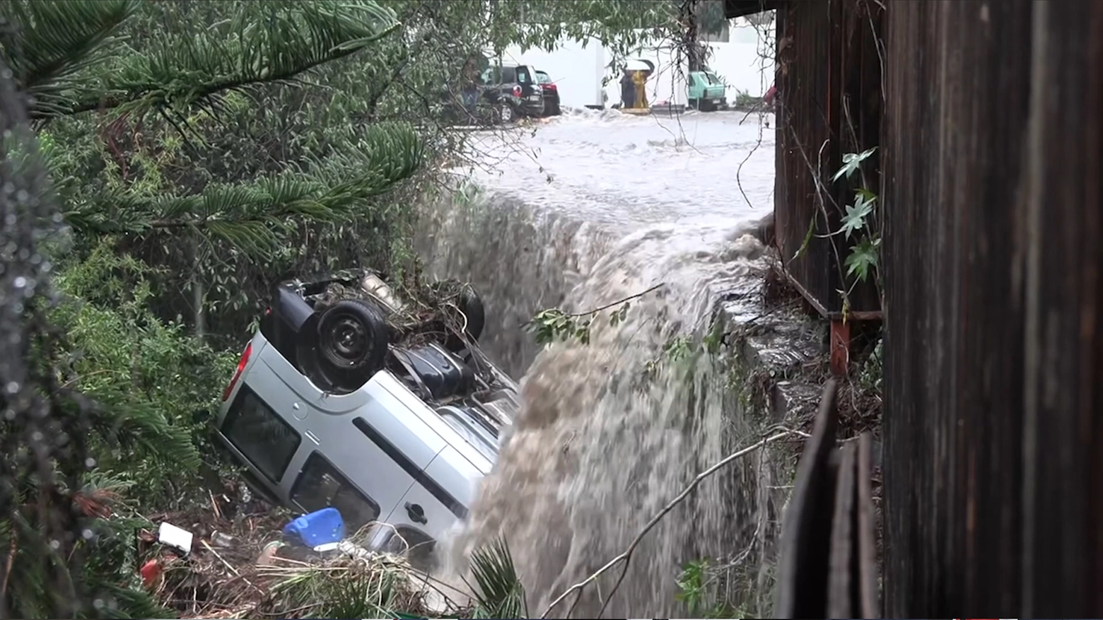 Auto trascinata dalla pioggia nel Catanese