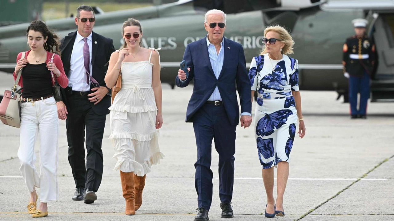 Joe Biden (81 anni) e la first lady Jill con le nipoti Natalie (la prima da sinistra) e Finnegan (la seconda da sinistra)