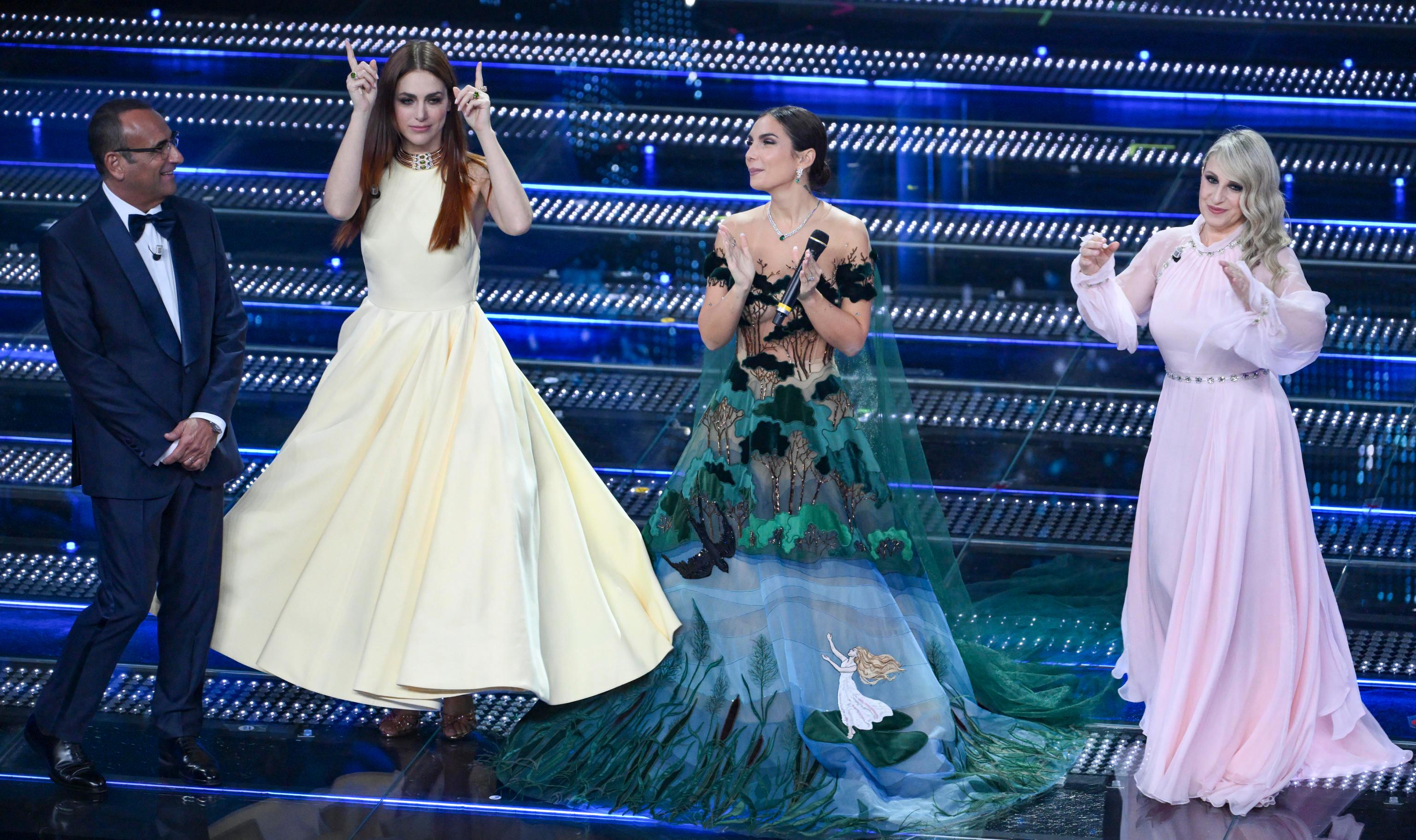 Carlo Conti, Miriam Leone, Elettra Lamborghini e Katia Follesa sul palco del Festival di Sanremo 2025 (Ansa)