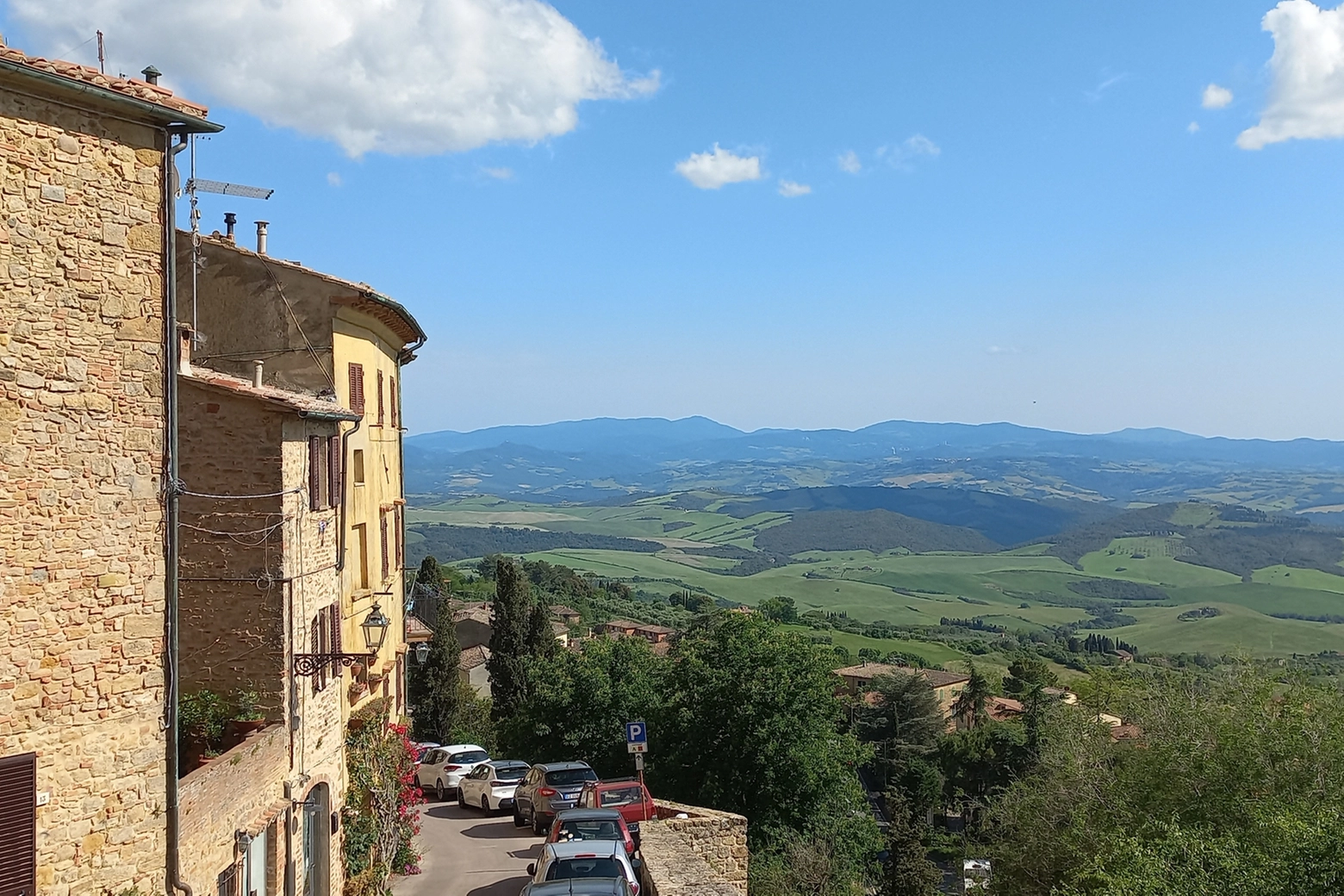 Una veduta delle colline Pisane da Volterra verso la 'valle del Diavolo' con le sue fumarole