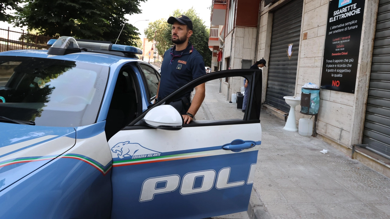 La polizia presidia Scampia, dove ieri notte è avvenuto un omicidio