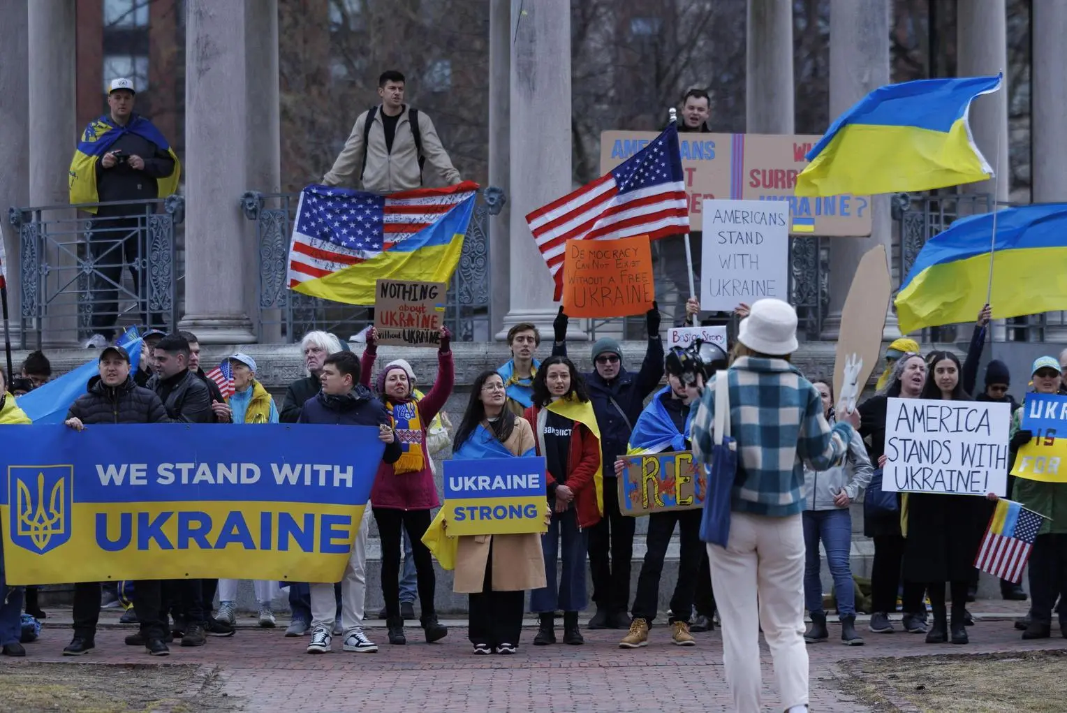 Negli Stati Uniti torna la protesta: "Vance, vai a sciare in Russia". Picchetti davanti alla Tesla di Musk