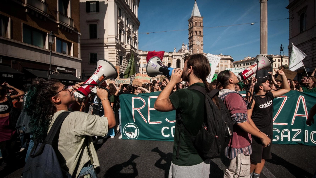 Le nuove generazioni mostrano disaffezione verso la politica tradizionale, ma sono attive nella società civile e nei movimenti alternativi.