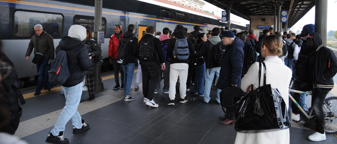 Treni in tilt tra Molise e Puglia: ritardi fino a 230 minuti e cancellazioni. Disagi per chi rientra a casa per Natale