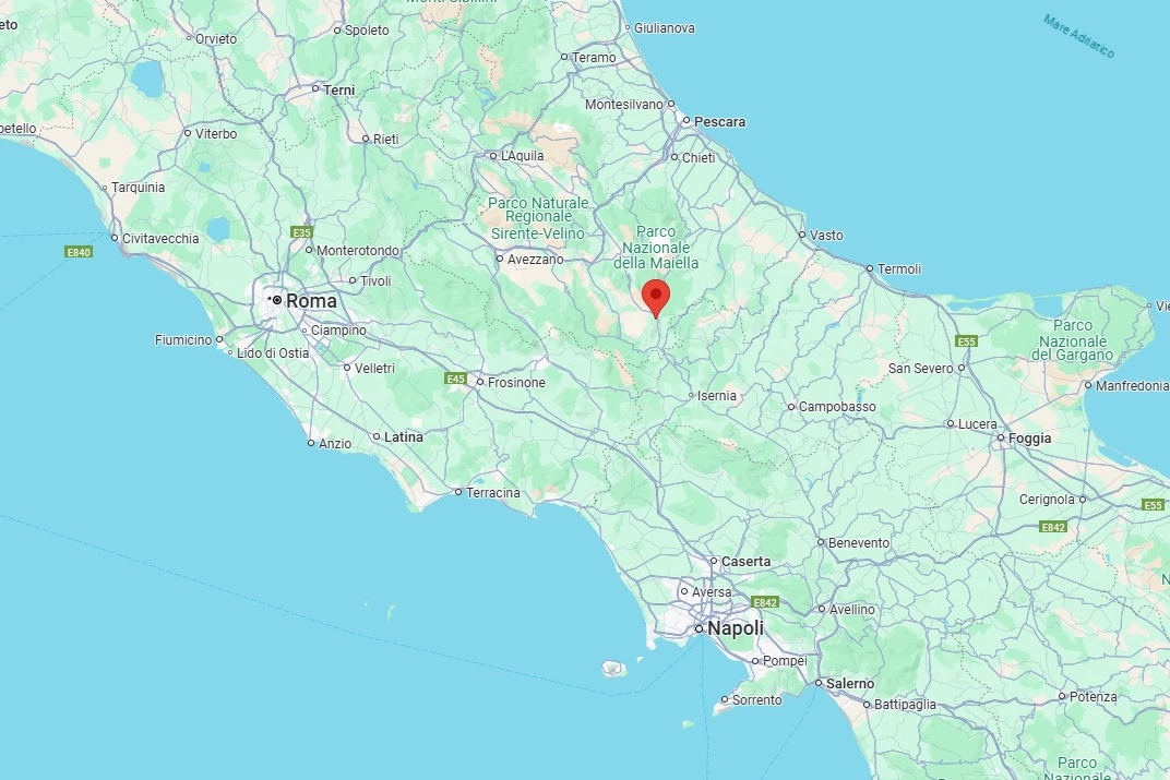 Roccaraso, in provincia de L'Aquila, nella Regione Abruzzo, dista circa 150 chilometri dalle due metropoli di Napoli e Roma (Google maps)