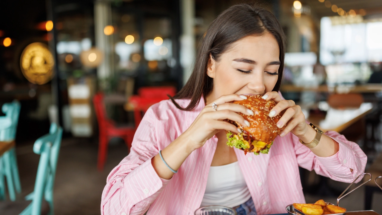 Traffico e fast food: perché rimanere bloccati in auto aumenta la voglia di cibo spazzatura