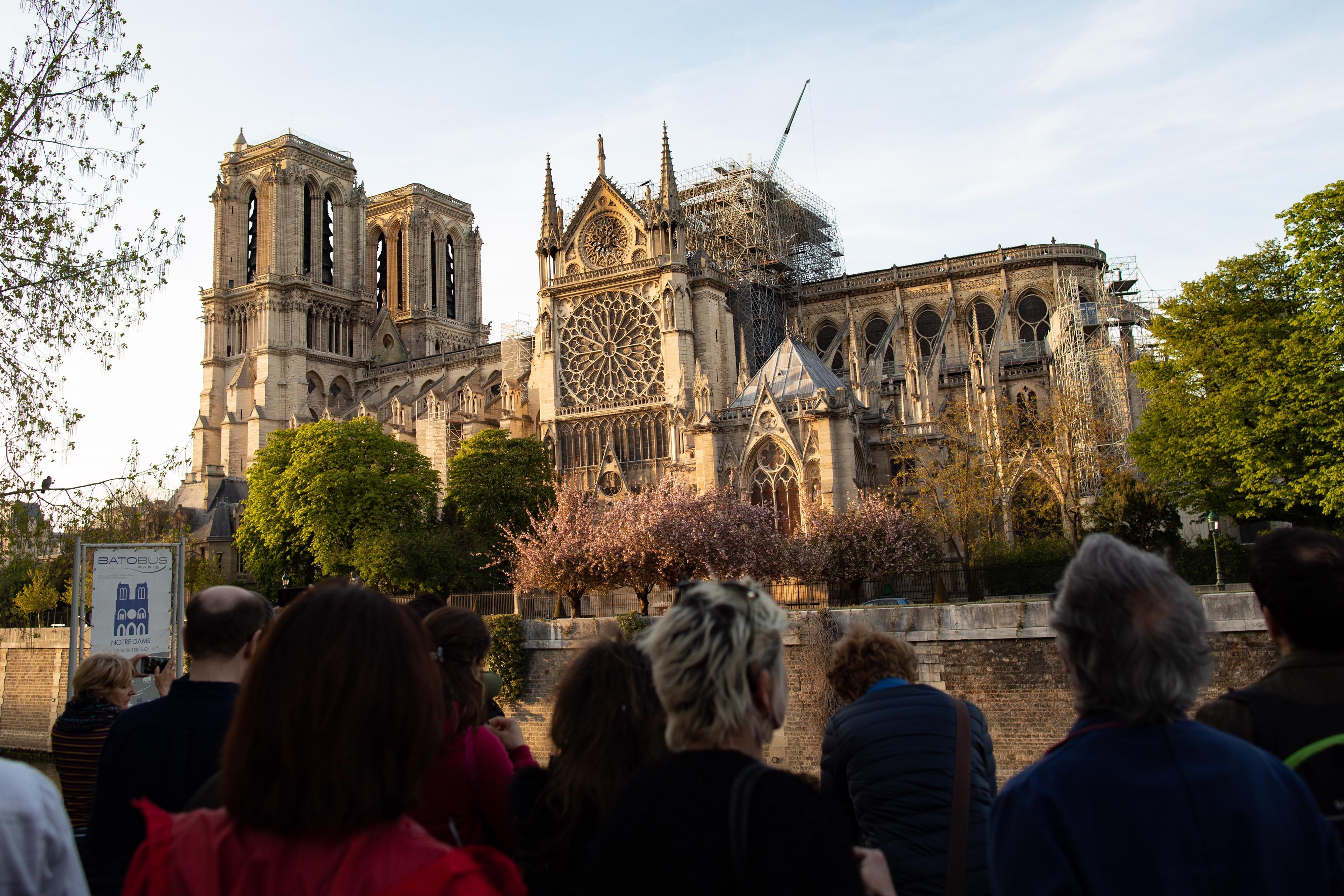 Notre Dame verso la riapertura con ingresso a 5 euro, ma la proposta del governo divide