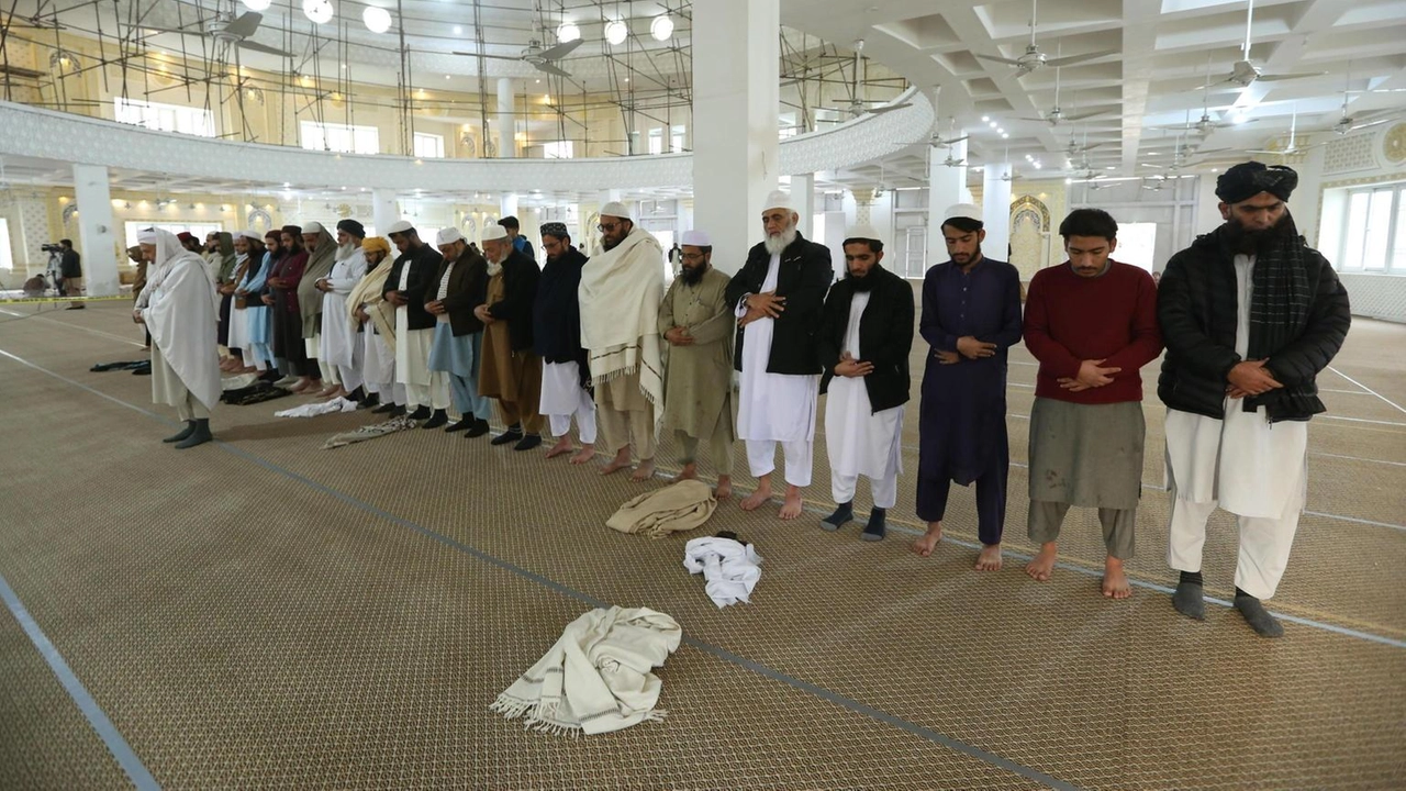 L'Iskp ha rivendicato l'attentato suicida in Pakistan che ha colpito il seminario Darul Uloom Haqqania, causando 5 morti e 17 feriti.