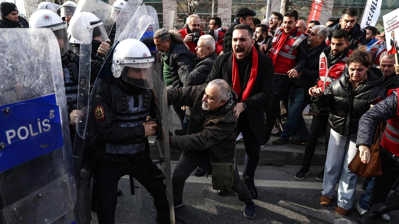 La Prefettura di Istanbul vieta manifestazioni politiche fino al 23 marzo dopo l'arresto del sindaco Imamoglu per corruzione.