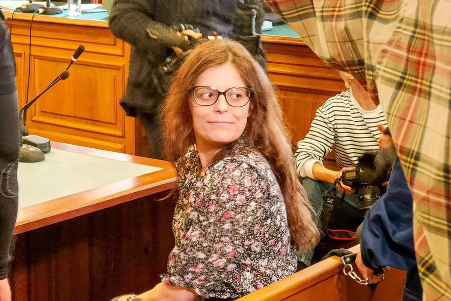 Ilaria Salis nell'aula di tribunale a Budapest: finalmente le sono stati concessi i domiciliari
