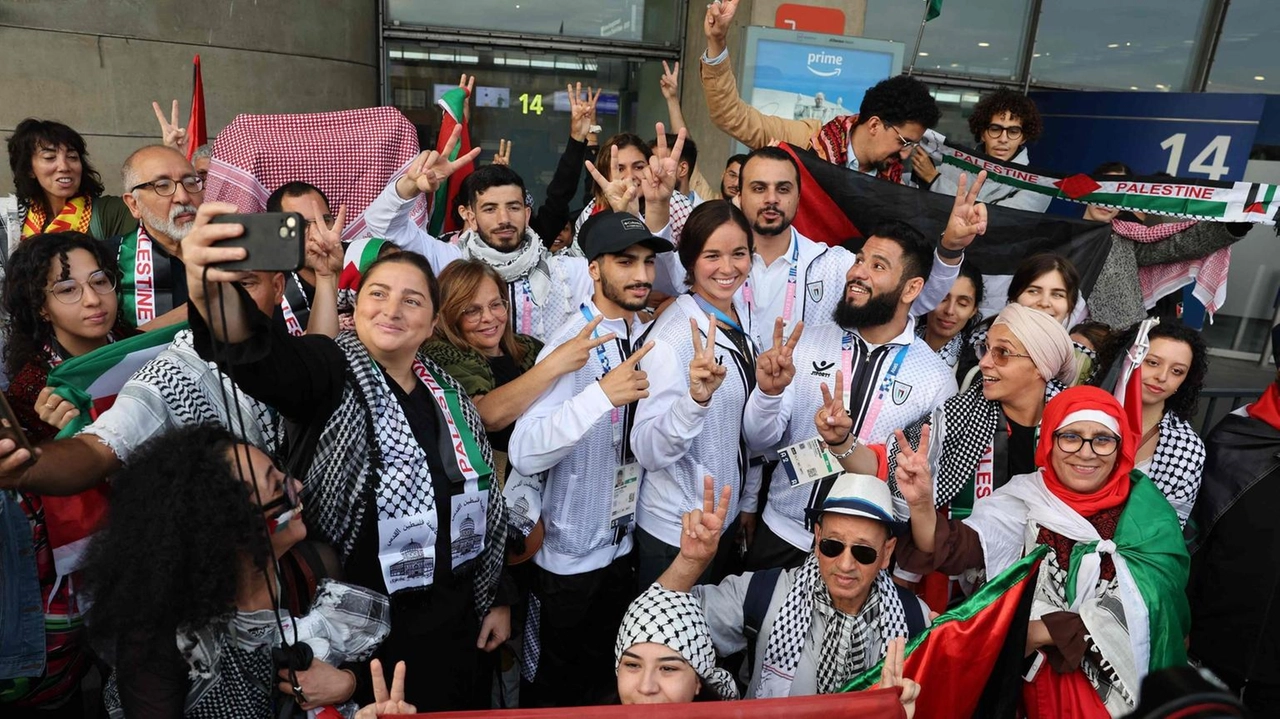 . a delegazione palestinese è arrivata ieri a Parigi per partecipare alle Olimpiadi. La squadra si scatta un selfie