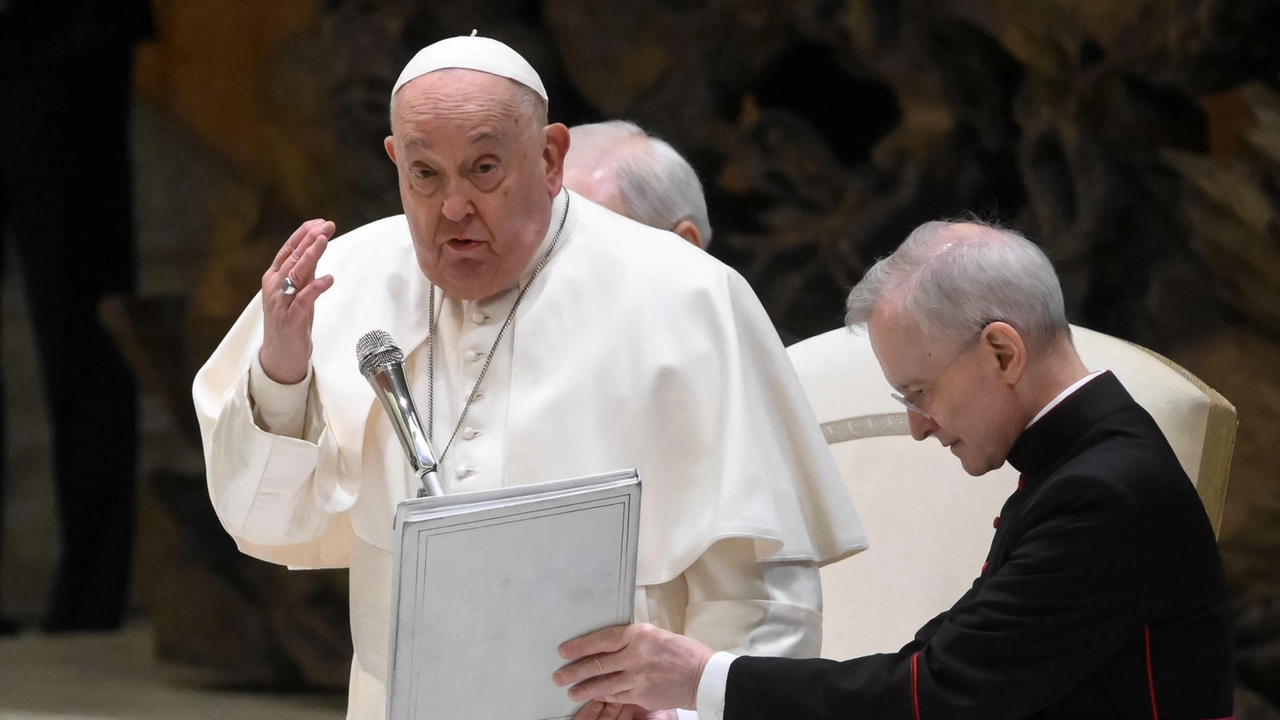 Papa Francesco durante l'Udienza generale in Aula Paolo VI