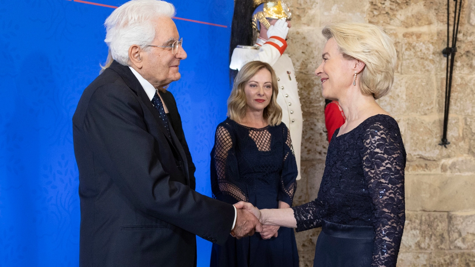 Il presidente Mattarella accoglie Ursula von der Leyen alla cena al Castello Svevo di Brindisi (Ansa)