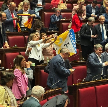 Sventola la bandiera della Calabria per festeggiare l’Autonomia, la foto della deputata leghista è virale