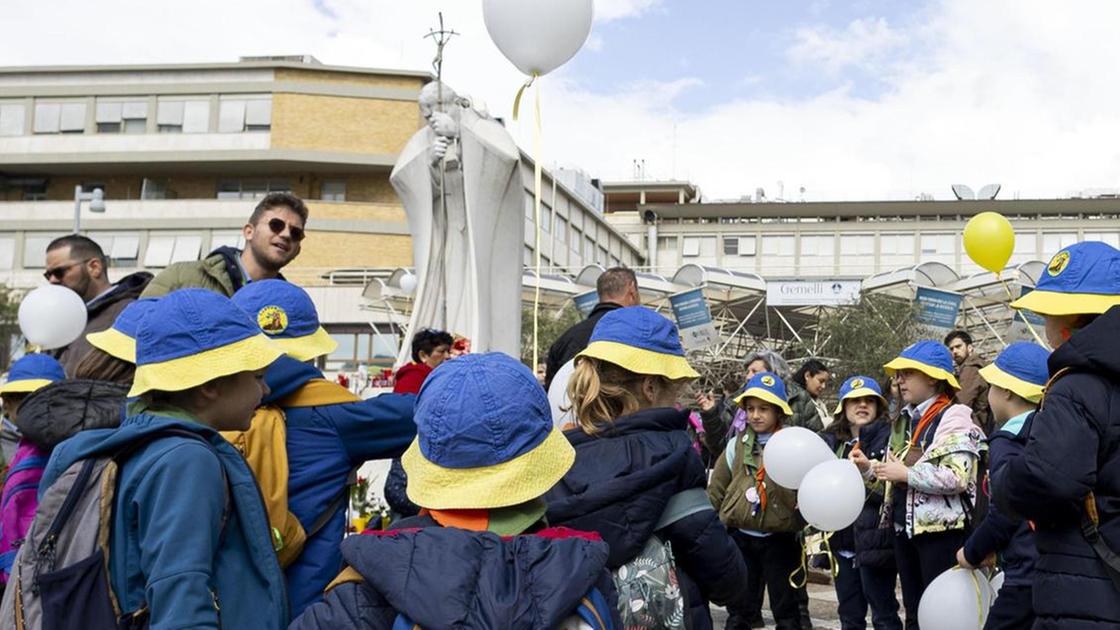 La prima foto del Papa ricoverato. Concelebra la messa al Gemelli: "La malattia non impedisce di vivere"