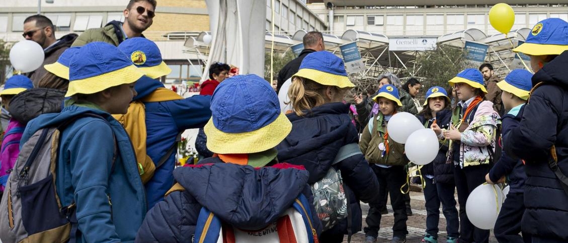 La prima foto del Papa ricoverato. Concelebra la messa al Gemelli: 