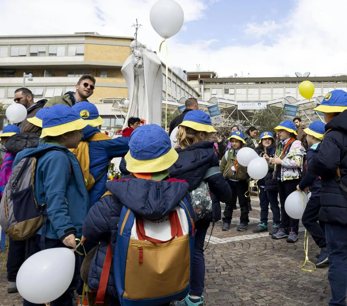 La prima foto del Papa ricoverato. Concelebra la messa al Gemelli: "La malattia non impedisce di vivere"