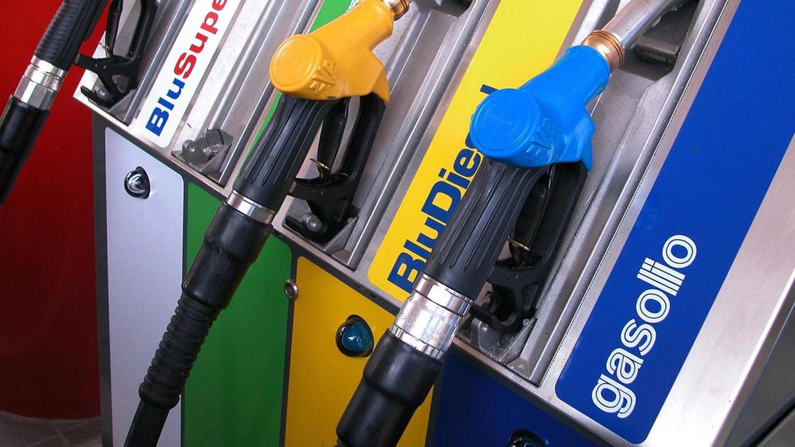 Prezzi benzina e diesel in calo: quotazioni giù per la seconda settimana consecutiva