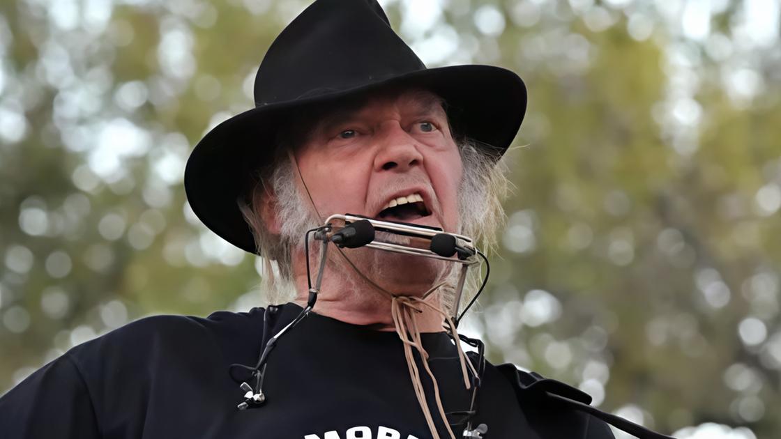 Neil Young dice no a Glastonbury : "È finito sotto controllo della Bbc"