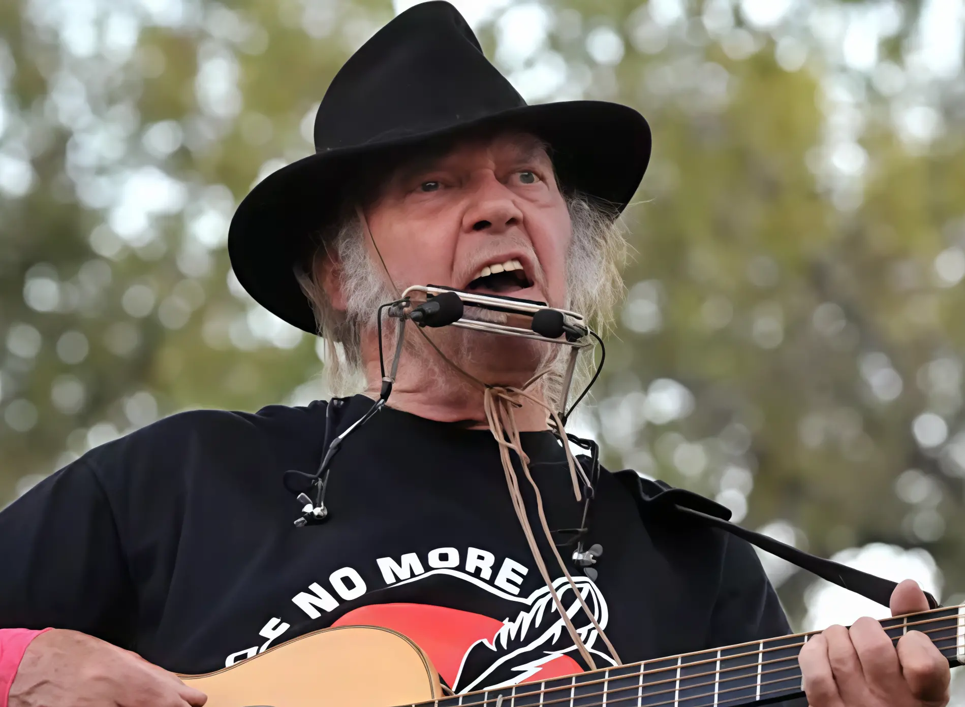 Neil Young dice no a Glastonbury : "È finito sotto controllo della Bbc"