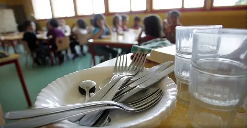 Pane e olio a mensa, ormai il caso è politico: “E’ discriminazione”. “No, è un modo per recuperare soldi”