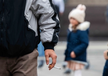 Milano e la crociata anti-fumo: “Le sigarette avvelenano la città, il divieto all’aperto va fatto rispettare”