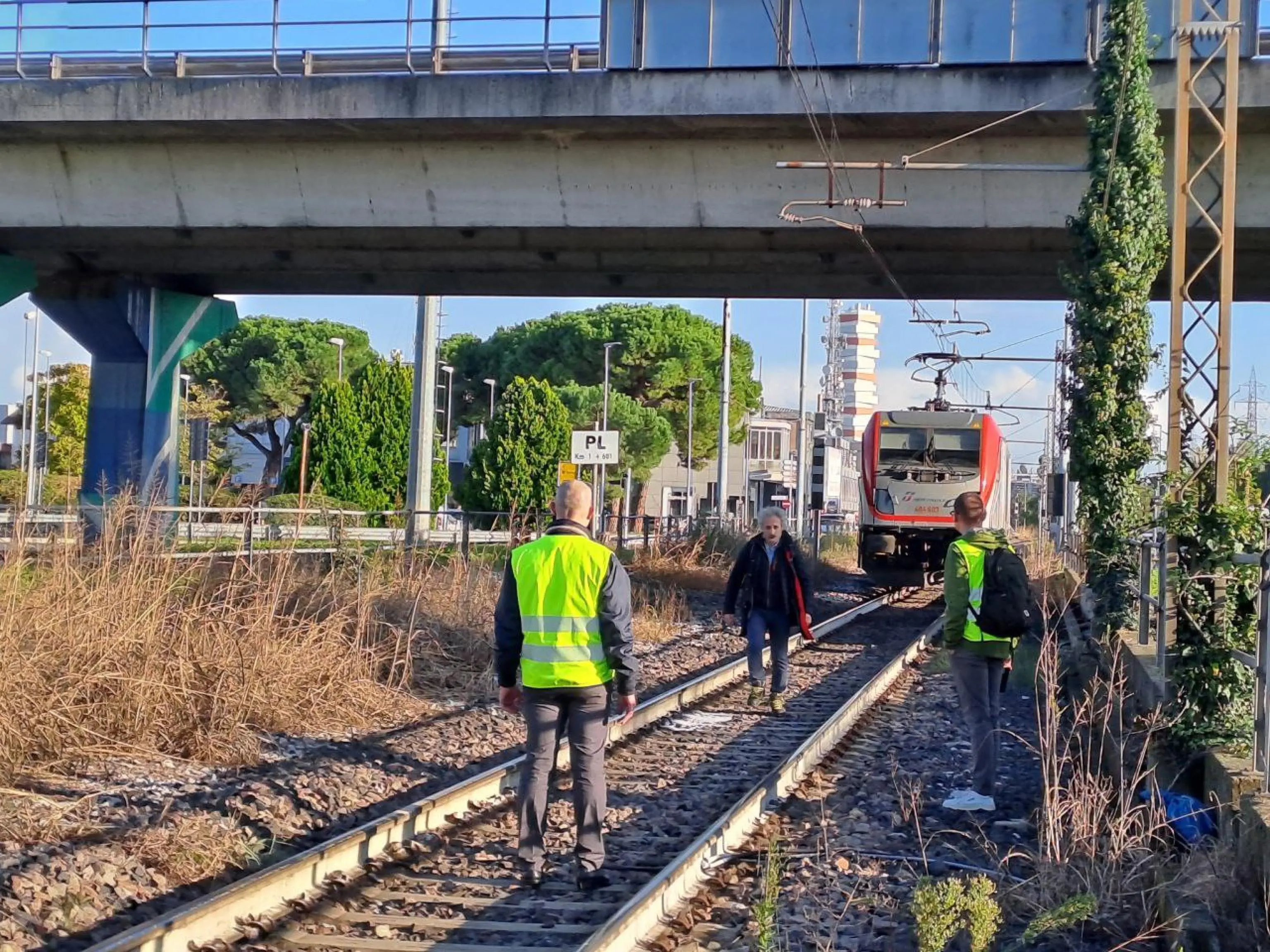 Morta la 12enne travolta da un treno merci a Padova