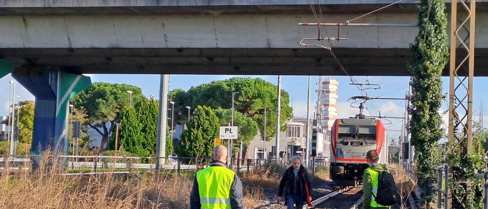 I medici del pronto soccorso hanno lottato con tutti i mezzi per cercare di salvarla, ma la ragazzina non ce l’ha fatta. Potrebbe aver tentato di attraversare i binari mentre il passaggio a livello era chiuso: la dinamica al vaglio della Polfer