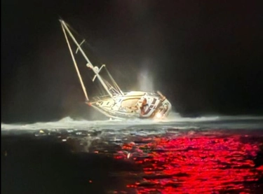 Barca a vela s’incaglia nel mare in tempesta a San Foca (Lecce): turisti salvati da un elicottero dell’Aeronautica