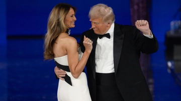 Chi sono gli amici italiani di Donald Trump? “Quella foto sul divano e l’inizio della storia d’amore con Melania”