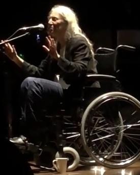 Patti Smith, il malore poi canta in sedia a rotelle