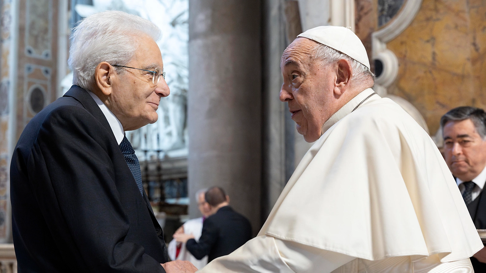 Mattarella partecipa alla messa del Papa per i nuovi santi