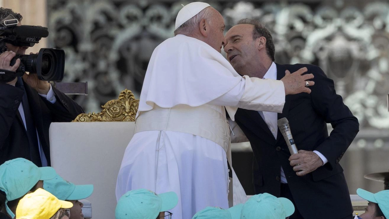 Benigni, show in Vaticano ll bacio al Papa e la battuta: "Ci candidiamo insieme?"