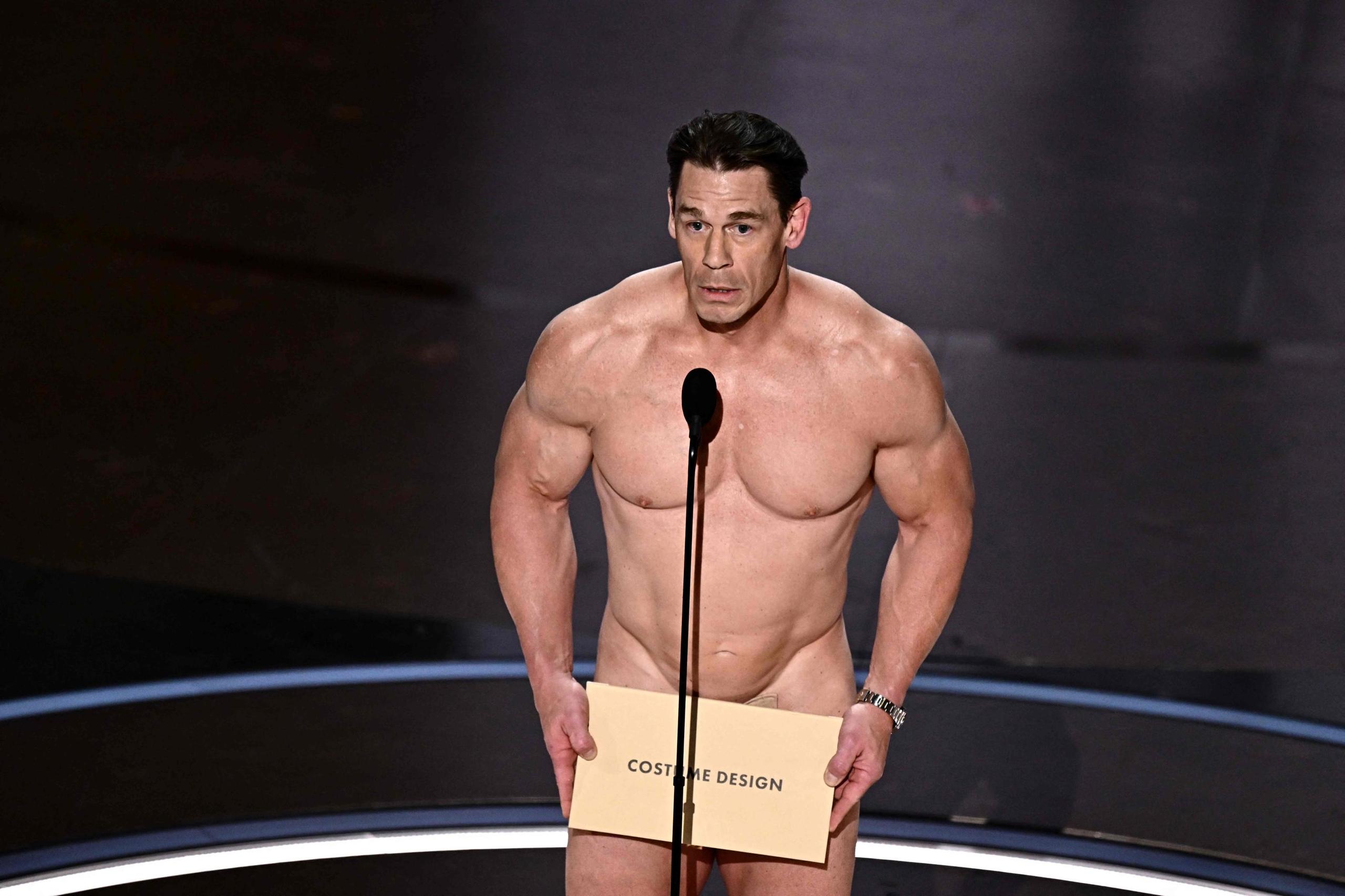 John Cena nudo agli Oscar 2024: ecco il motivo (ma le foto del backstage  svelano il trucco)