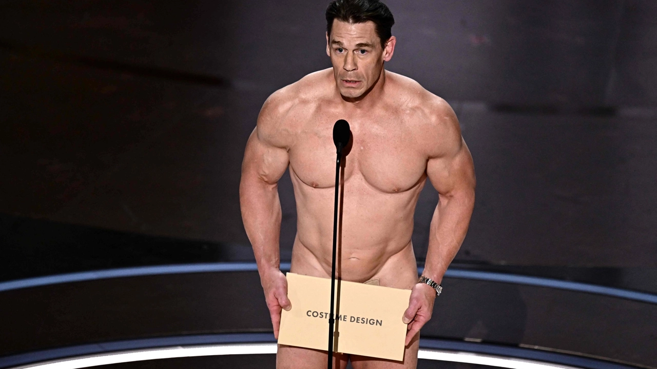 John Cena nudo agli Oscar 2024: ecco il motivo (ma le foto del backstage svelano il trucco)