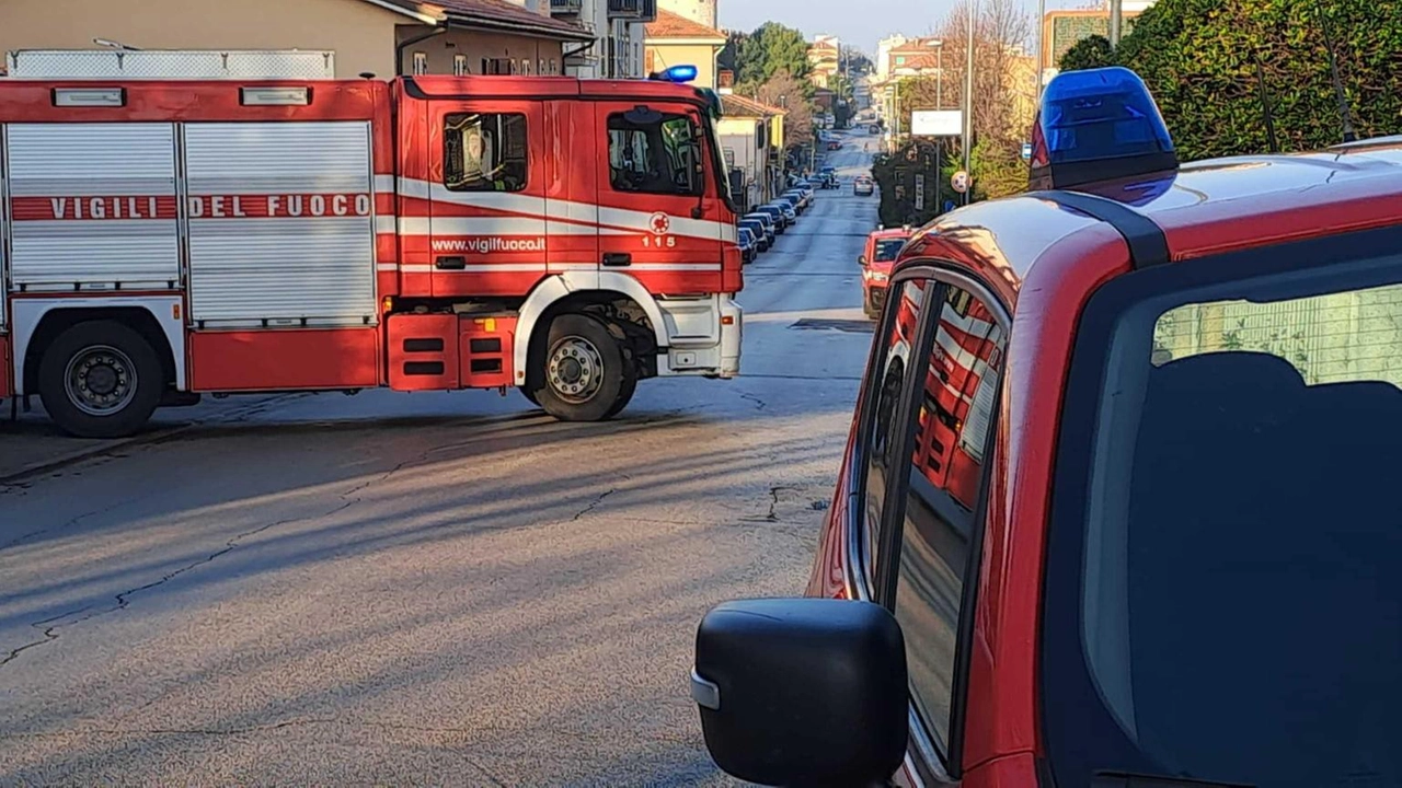 Un'auto di grossa cilindrata perde il controllo e investe due pedoni a Torrette di Ancona. Area messa in sicurezza.