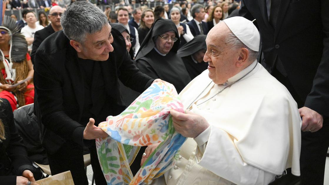 Papa Francesco e il foulard ecosostenibile per la Giornata mondiale dei bambini