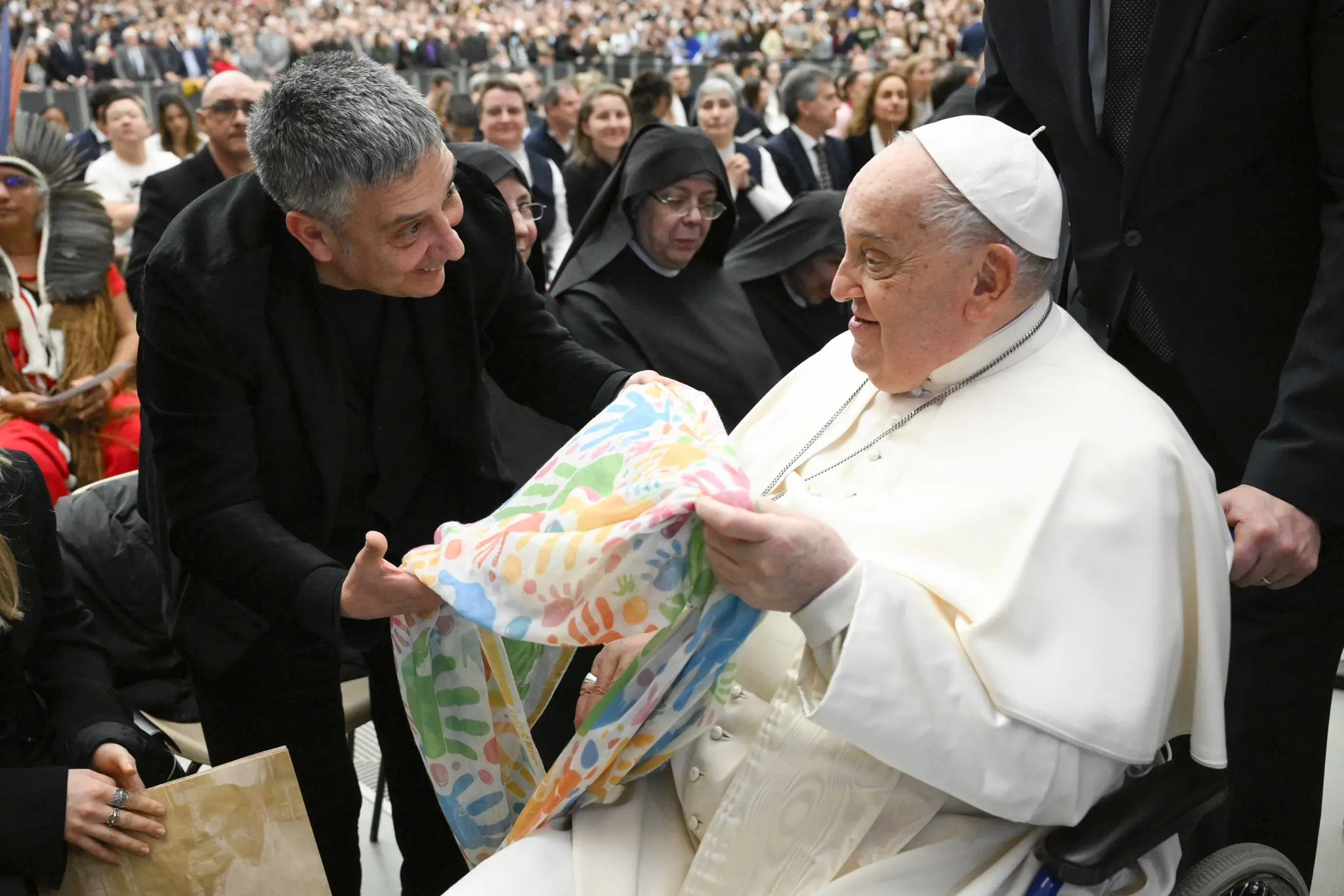 Papa Francesco e il foulard ecosostenibile per la Giornata mondiale dei bambini