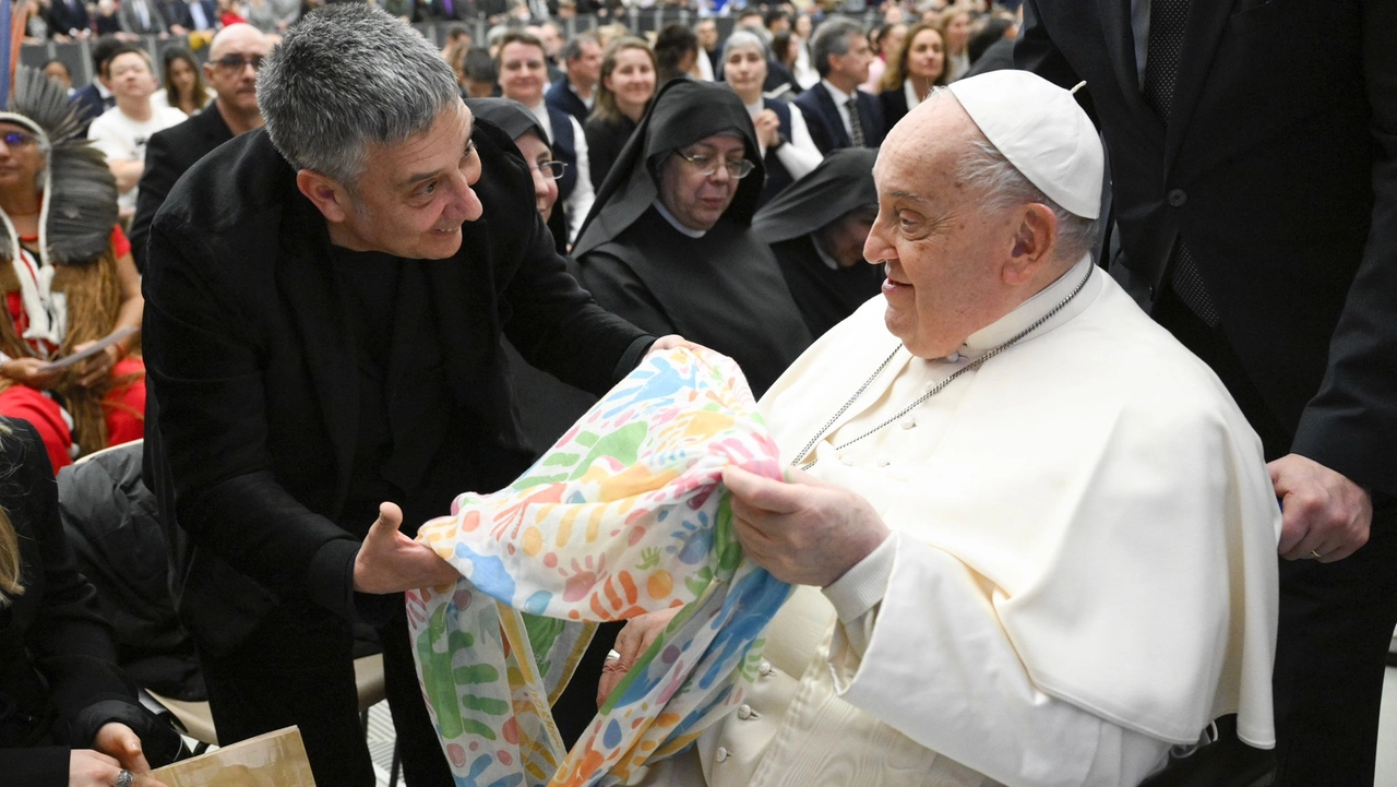 Il maestro Cutuli consegna il foulard a papa Francesco