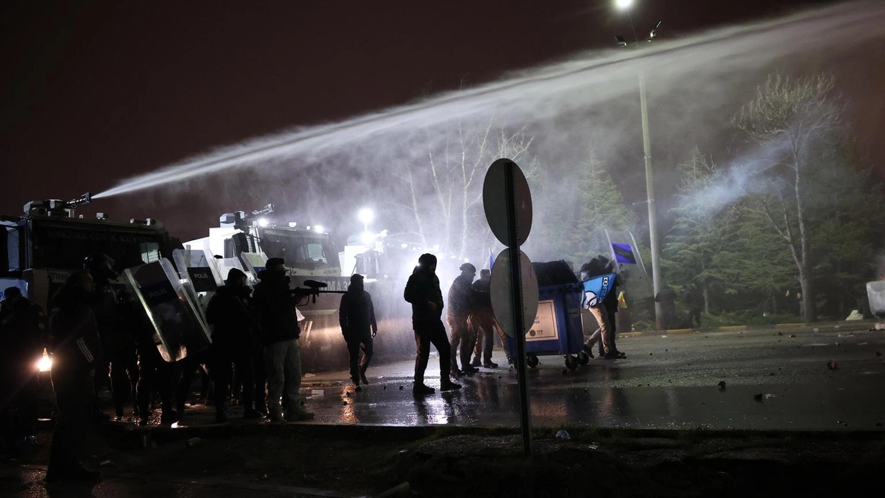 Migliaia di persone si dirigono a Istanbul per protestare contro l'arresto del sindaco Imamoglu, accusato di corruzione e terrorismo.