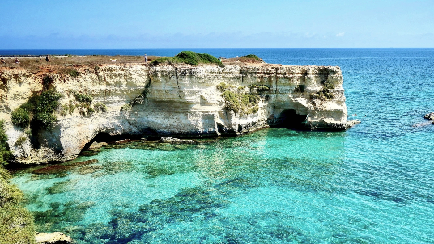 Una splendida immagine della costa garganica della Puglia: mare cristallino e scogliere (credits Regione Puglia)