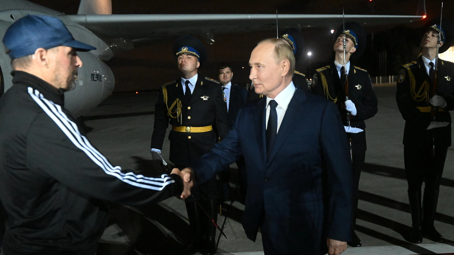 L'arrivo di Vadim Krasikov (sinistra), accolto dal presidente russo Vladimir Putin, all'aeroporto di Mosca dopo la sua liberazione dalle carceri tedesche (Ansa)