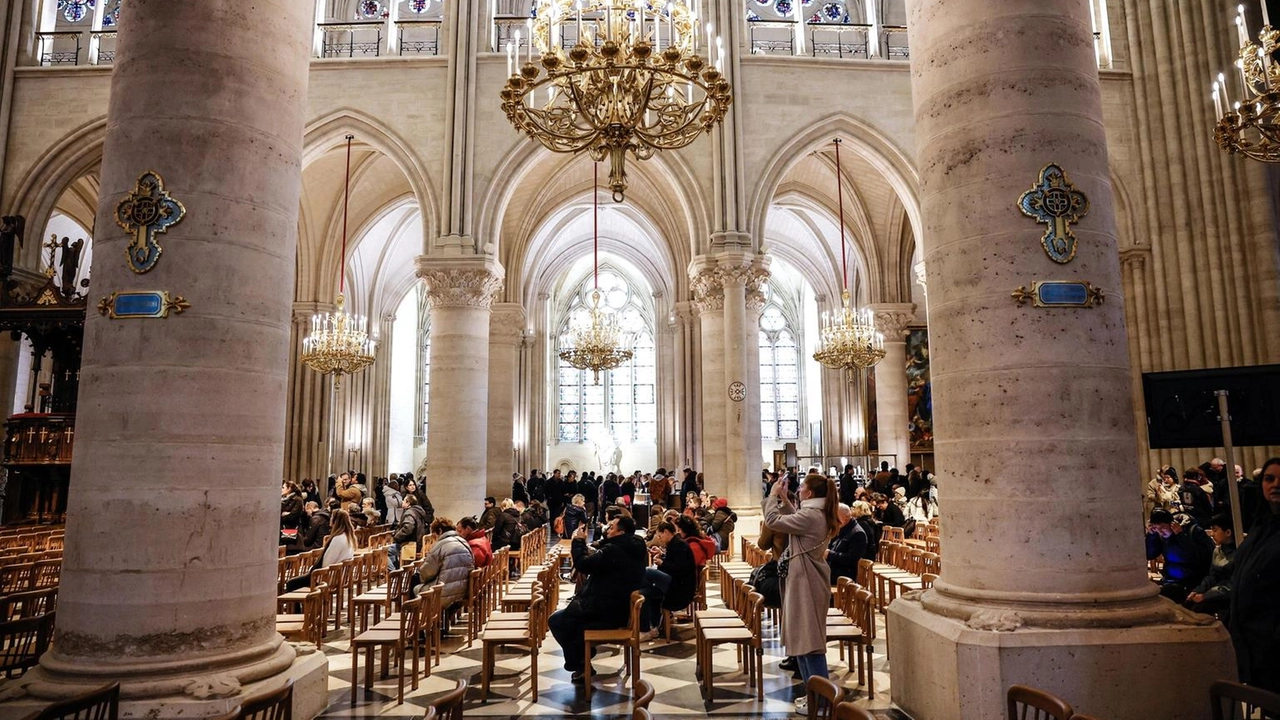 Fedeli e turisti affollano Notre-Dame per le messe natalizie, prima celebrazione dopo il devastante incendio del 2019.